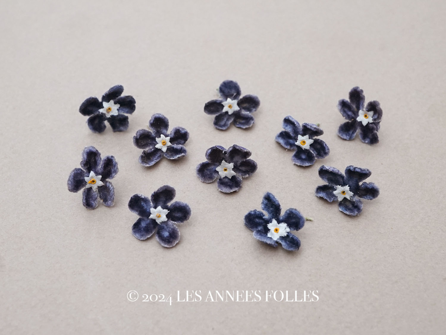 画像1: アンティーク 布花 ベルベットの花びら 10〜11ピースのセット 青紫 18mm (1)