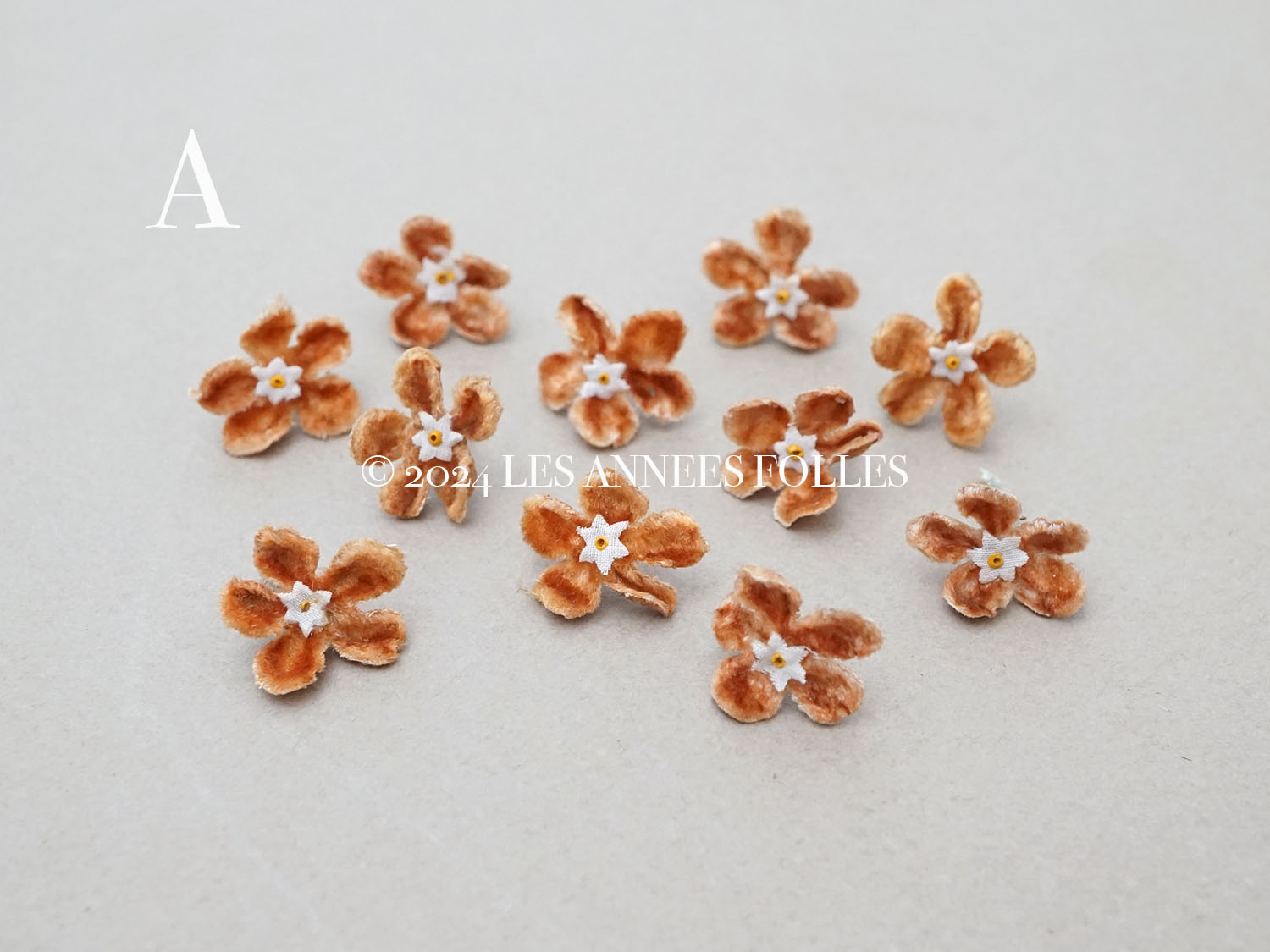 画像2: アンティーク 布花 ベルベットの花びら 10〜11ピースのセット キャメル 18mm (2)