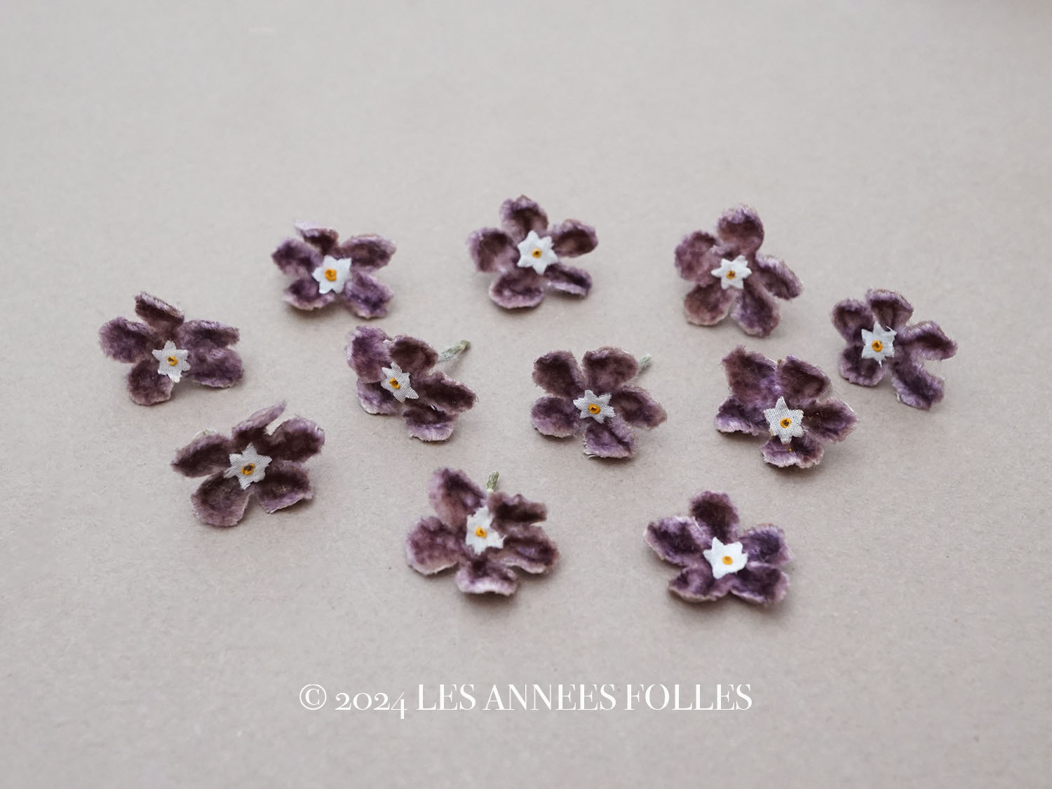 画像1: アンティーク 布花 ベルベットの花びら 11ピースのセット グレイッシュパープル 18mm (1)