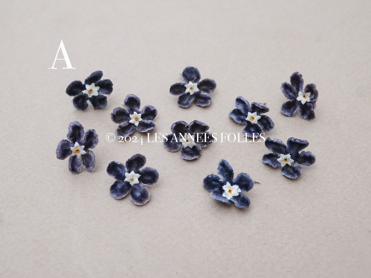 画像2: アンティーク 布花 ベルベットの花びら 10〜11ピースのセット 青紫 18mm (2)