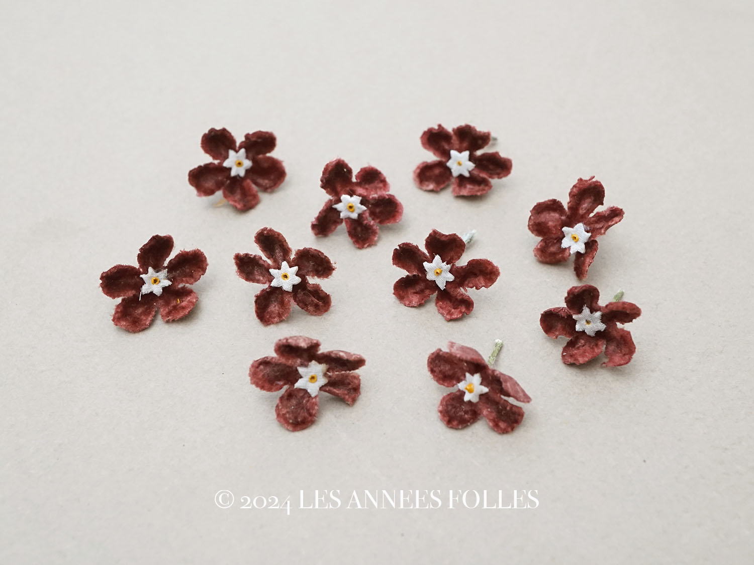 画像1: アンティーク 布花 ベルベットの花びら 10〜11ピースのセット チョコレートブラウン 18mm (1)