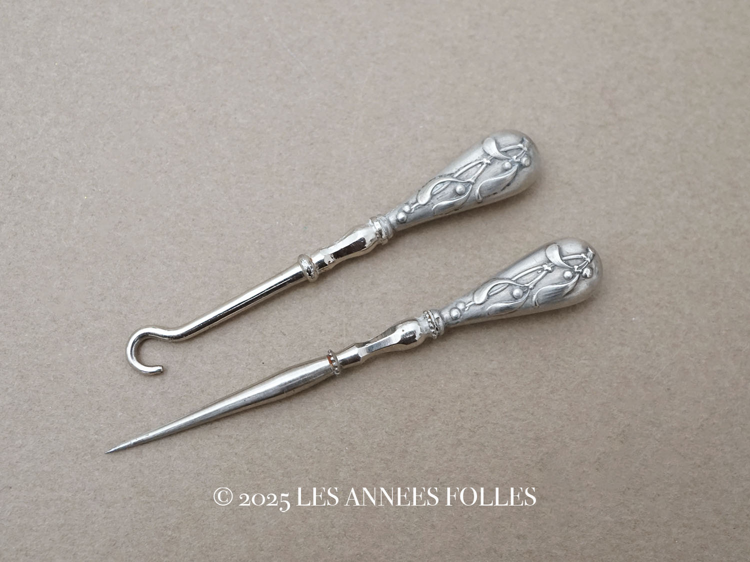 画像1: 1900年頃 アンティーク ヤドリギ シルバー製 小さな目打ち＆かぎ針のセット   (1)