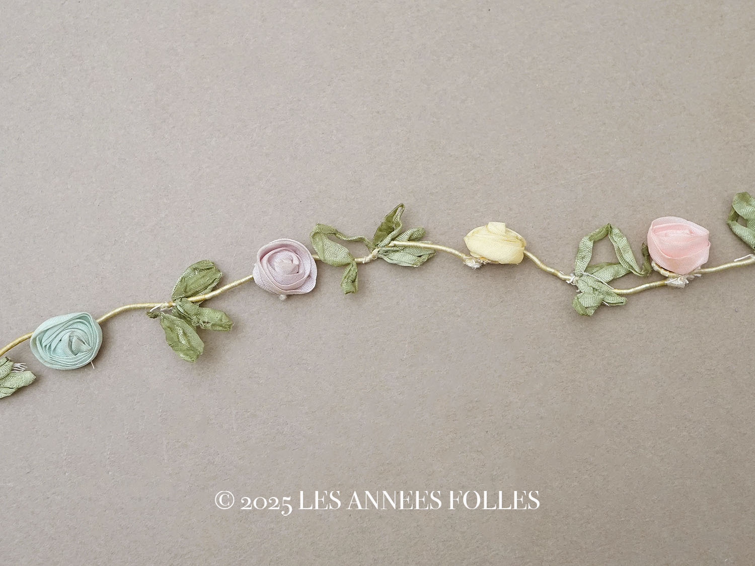 画像1: アンティーク シルク製 4色の大きな薔薇のロココトリム  24cm パステルカラー (1)