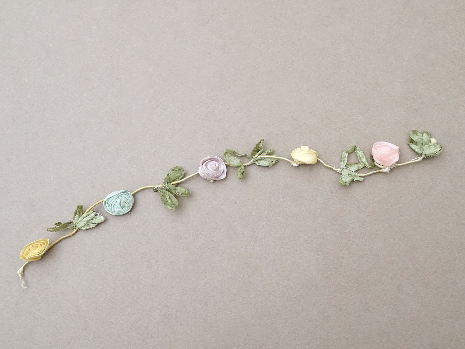 画像2: アンティーク シルク製 4色の大きな薔薇のロココトリム  24cm パステルカラー (2)