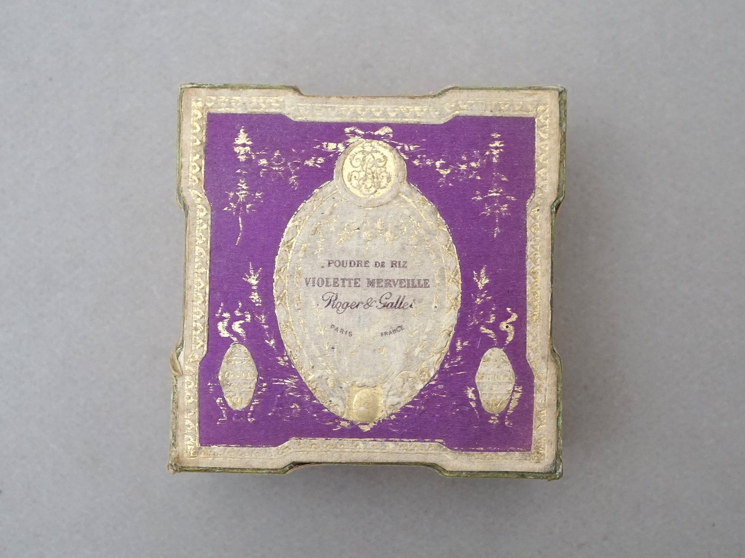 画像2: アンティーク 菫のパウダーボックス POUDRE DE RIZ VIOLETTE MERVEILLES - ROGER & GALLET PARIS - (2)