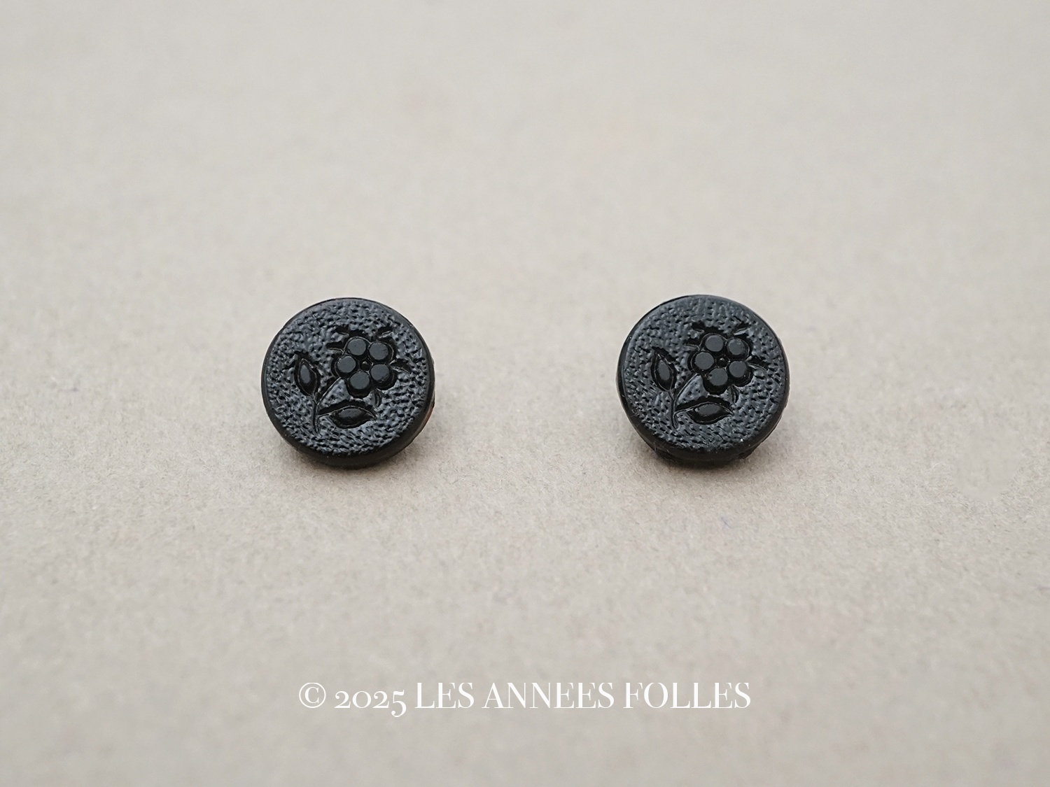画像1: アンティーク 花 フレンチジェットのボタン 11.5mm 2ピースのセット黒  (1)