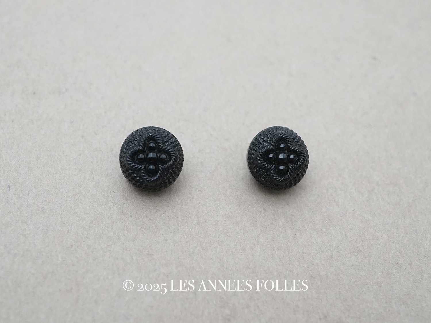 画像1: アンティーク 花 フレンチジェットのボタン 10.5mm 2ピースのセット黒  (1)