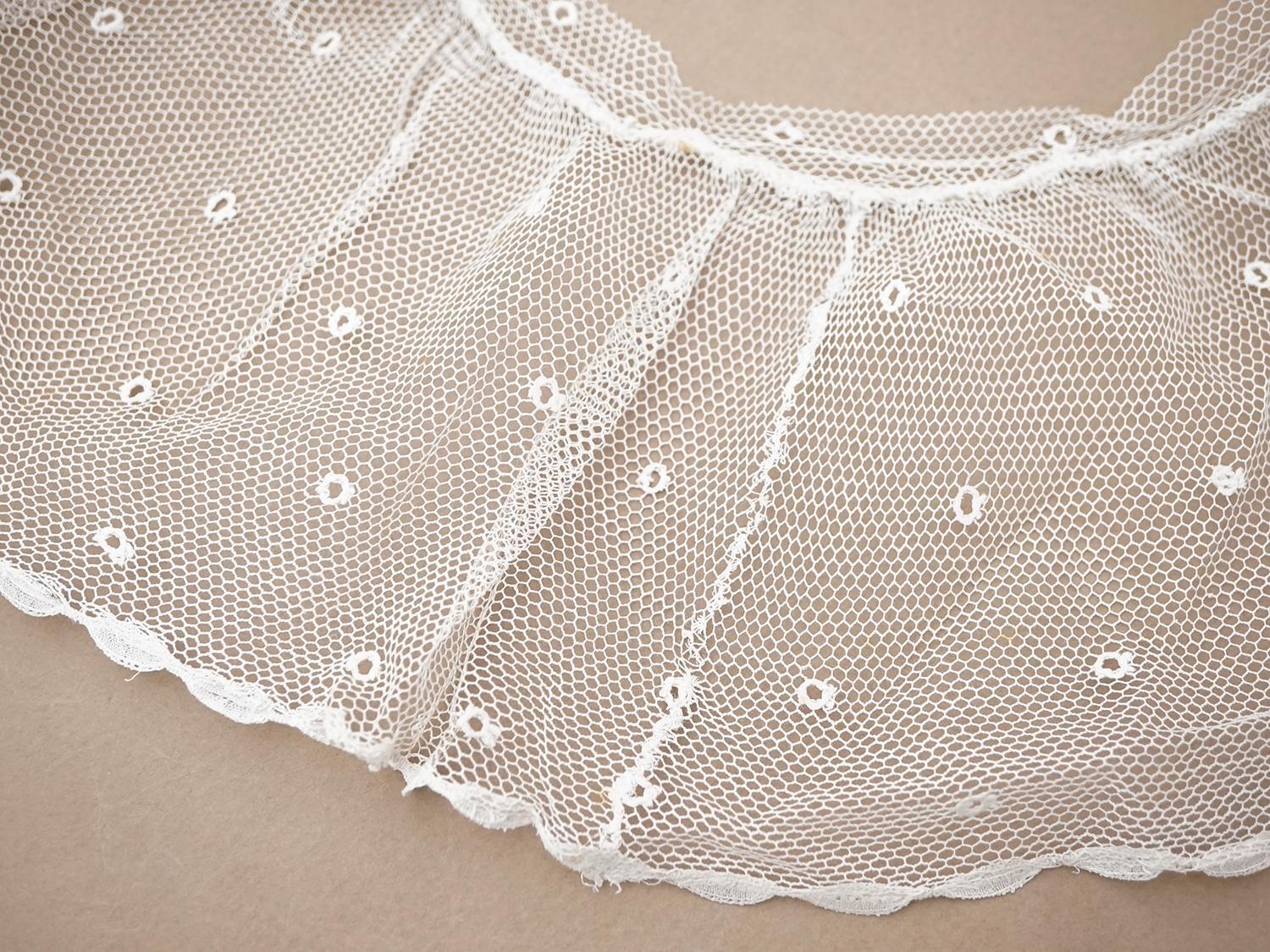 画像2: アンティーク 幅広 フリルレース オフホワイト ドット刺繍入り チュールレース 2.5m 幅11.5cm  (2)