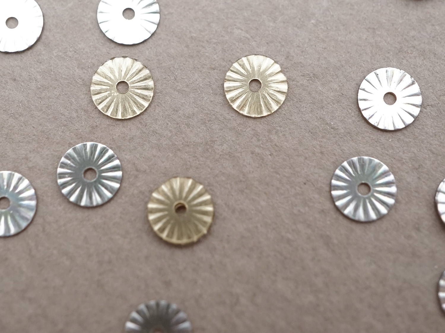 画像3: 1900年頃 アンティーク ゼラチン製  スパンコール ソレイユ 5mm シルバー&シャンパンゴールド 約400ピースのセット ダブルフェイス  (3)