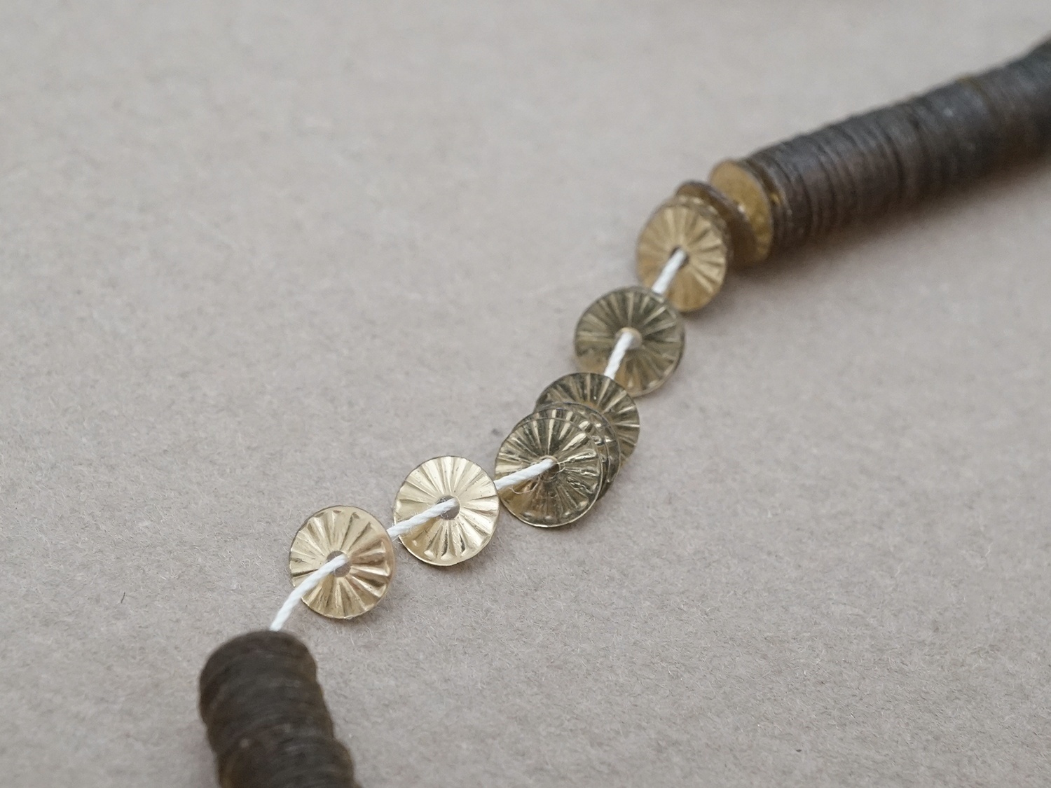 画像2: 1900年頃 アンティーク ゼラチン製  スパンコール ソレイユ 5mm シルバー&シャンパンゴールド 約400ピースのセット ダブルフェイス  (2)