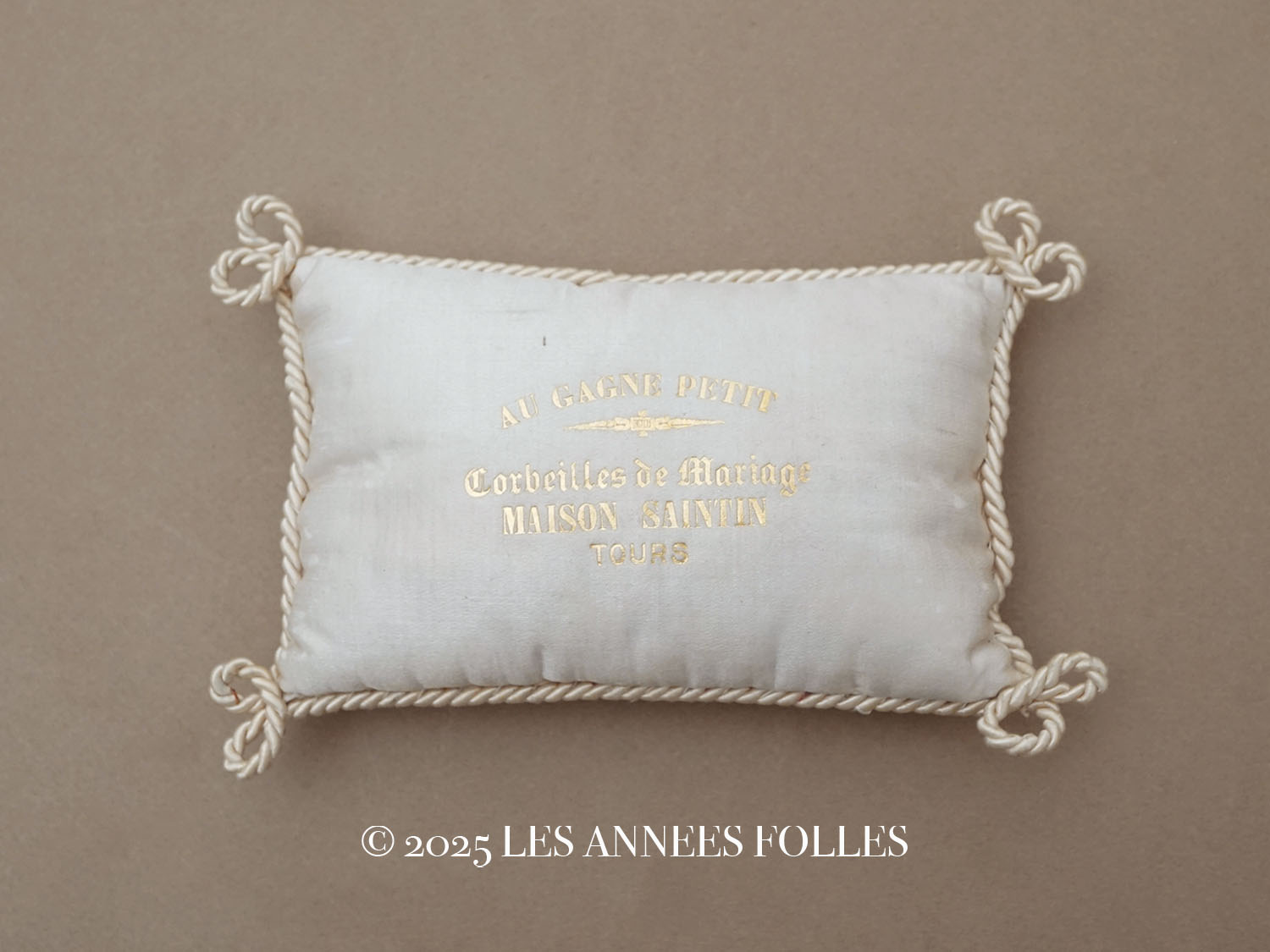 画像1: 19世紀末 アンティーク シルク製クッション ウエディング用バスケットの専門店 Corbeille de Mariage - MAISON SAINTIN TOURS - (1)