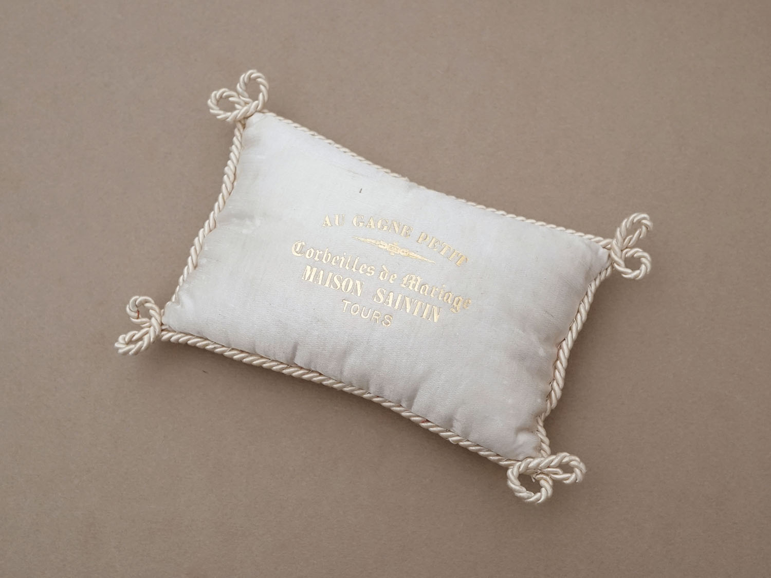 画像2: 19世紀末 アンティーク シルク製クッション ウエディング用バスケットの専門店 Corbeille de Mariage - MAISON SAINTIN TOURS - (2)