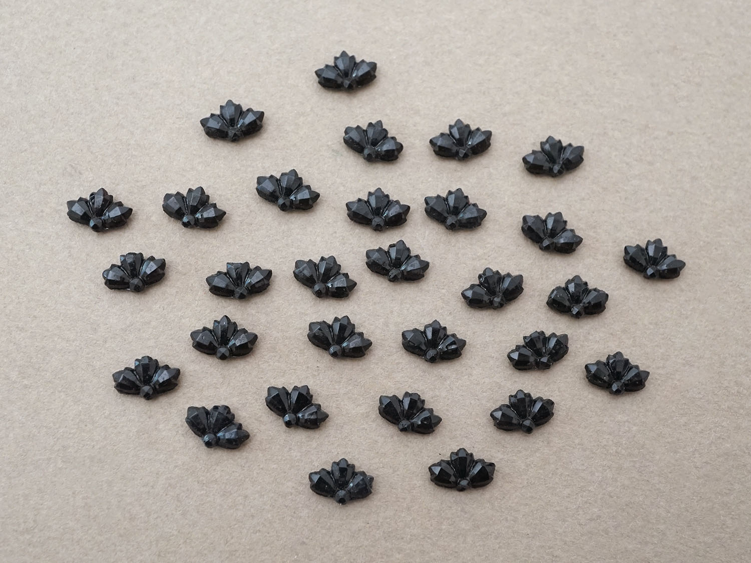 画像2: アンティーク フレンチジェット リーフ型 30ピースのセット 6×9.5mm (2)