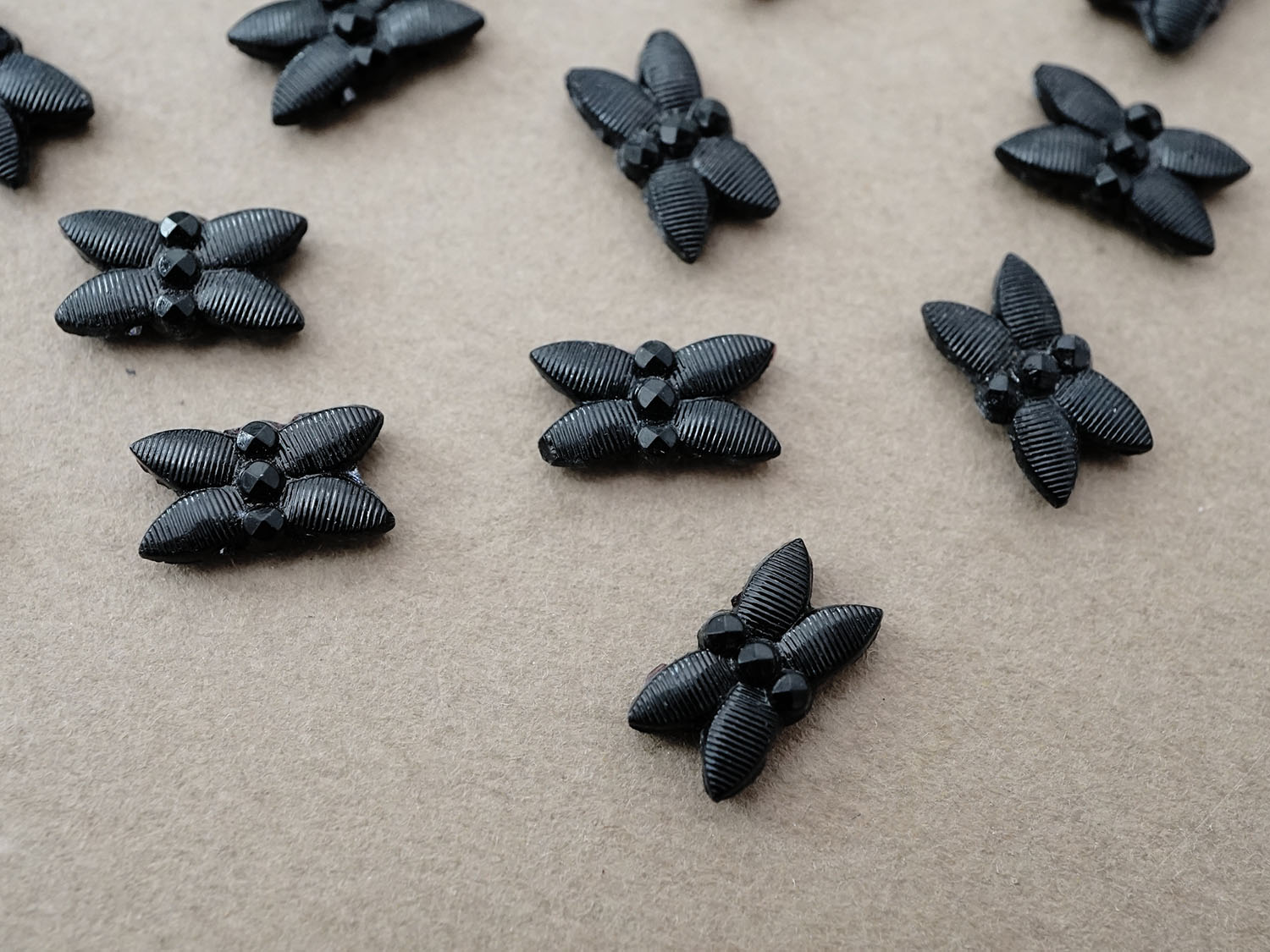 画像3: アンティーク フレンチジェット 花モチーフ  20ピースのセット 6×11mm (3)