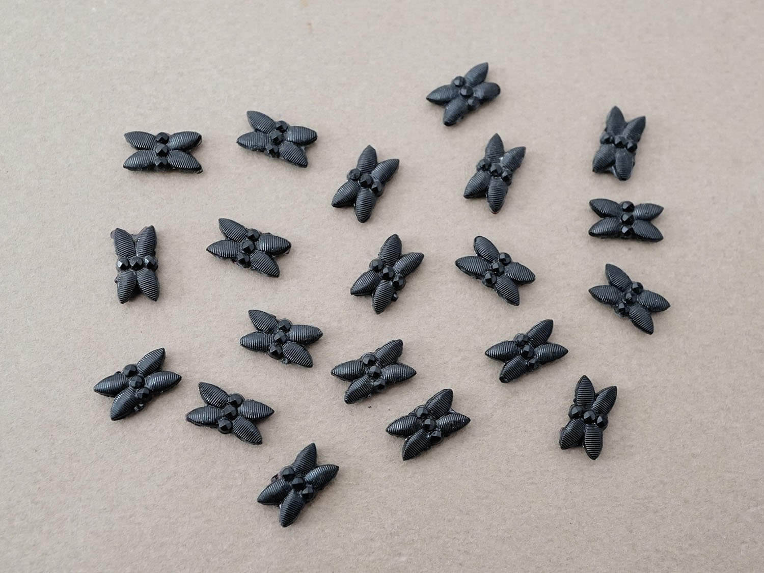 画像2: アンティーク フレンチジェット 花モチーフ  20ピースのセット 6×11mm (2)