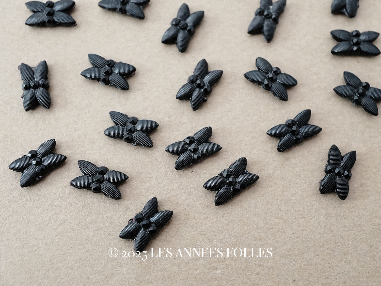 画像1: アンティーク フレンチジェット 花モチーフ  20ピースのセット 6×11mm (1)