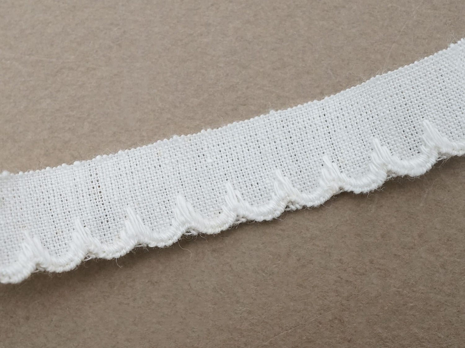 画像2: アンティーク スカラップトリム 刺繍入り 1.4cm幅  (2)