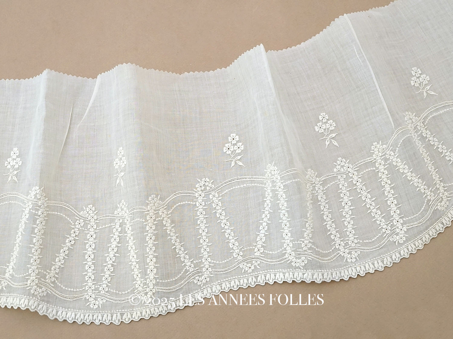 画像1: 1900年頃 アンティーク 幅広レース ホワイトワーク 花刺繍 22cm幅  (1)
