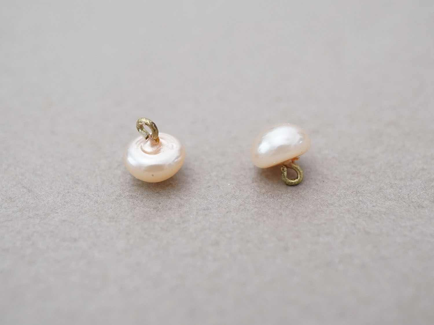 画像2: アンティーク ガラス製 極小 パールボタン パウダーピンク 6.5mm 2ピースのセット (2)