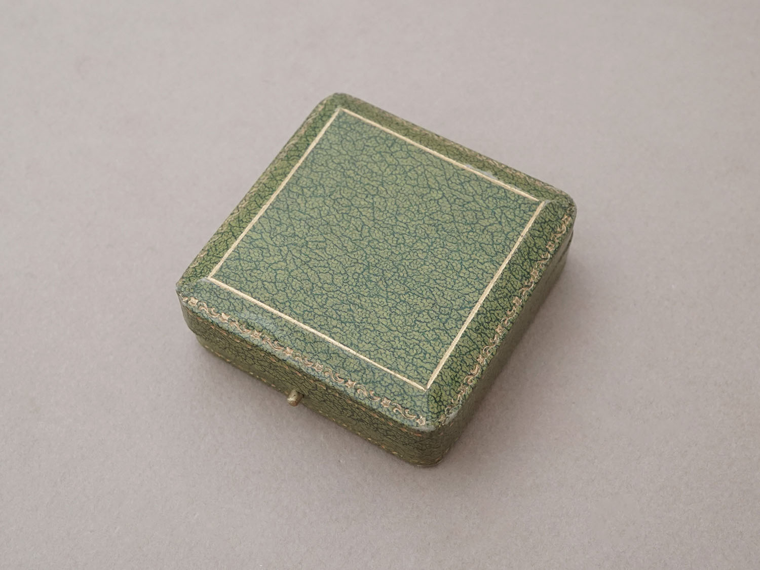 画像2: アンティーク ジュエリーボックス 金彩入り グリーン  (2)