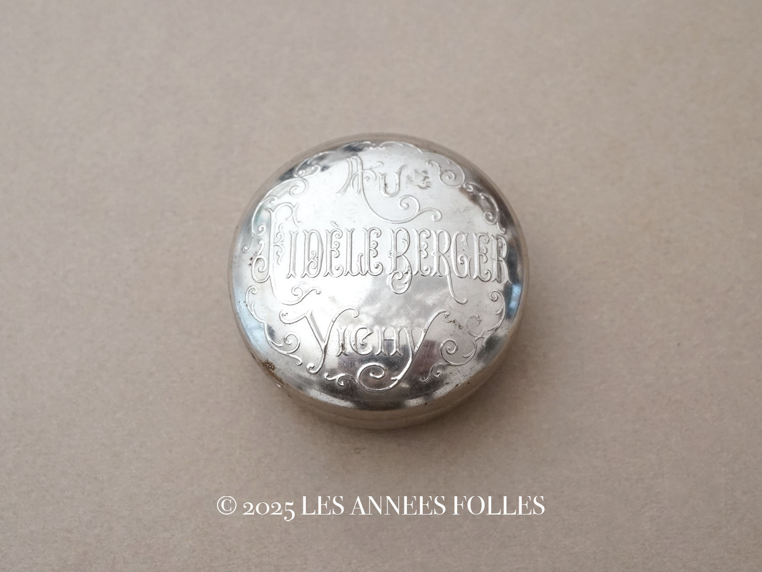 画像1: 1900年頃 アンティーク コンフィズリーのメタル缶 - AU FIDELE BERGER VICHY - (1)