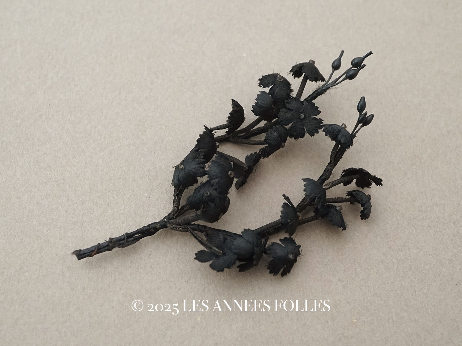 画像1: 1850年頃 アンティーク シルク製 小さな布花 黒 モーニングボンネット用 (1)