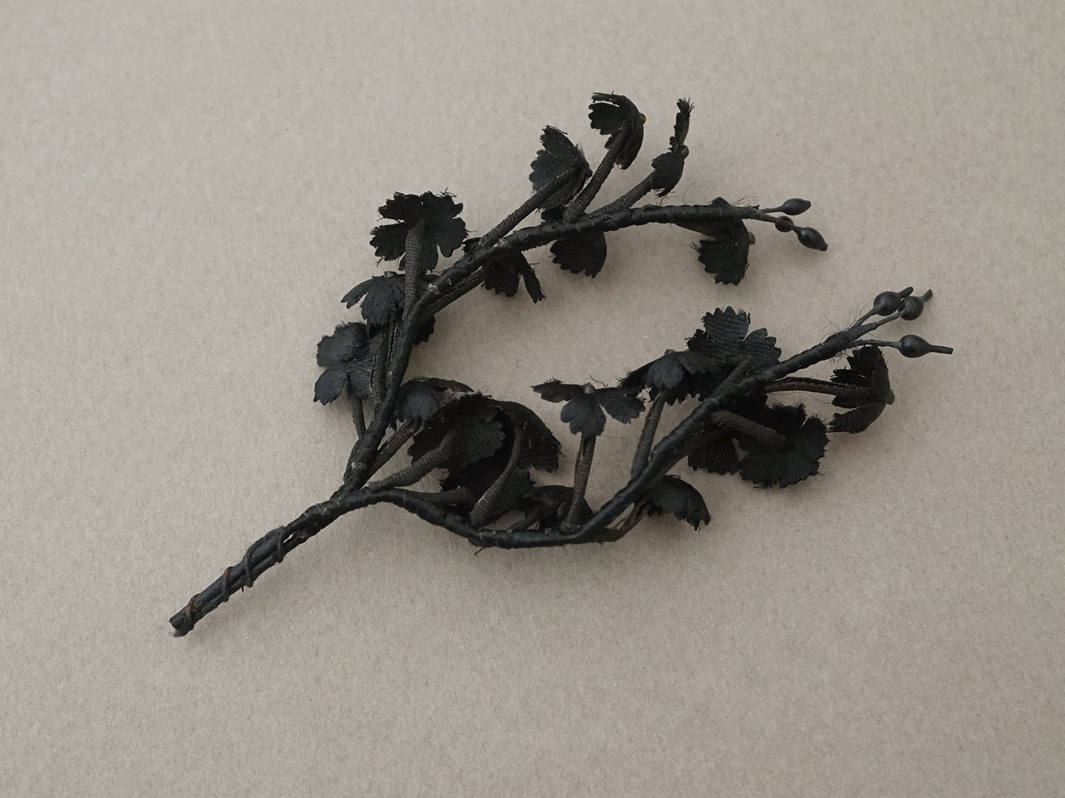 画像4: 1850年頃 アンティーク シルク製 小さな布花 黒 モーニングボンネット用 (4)