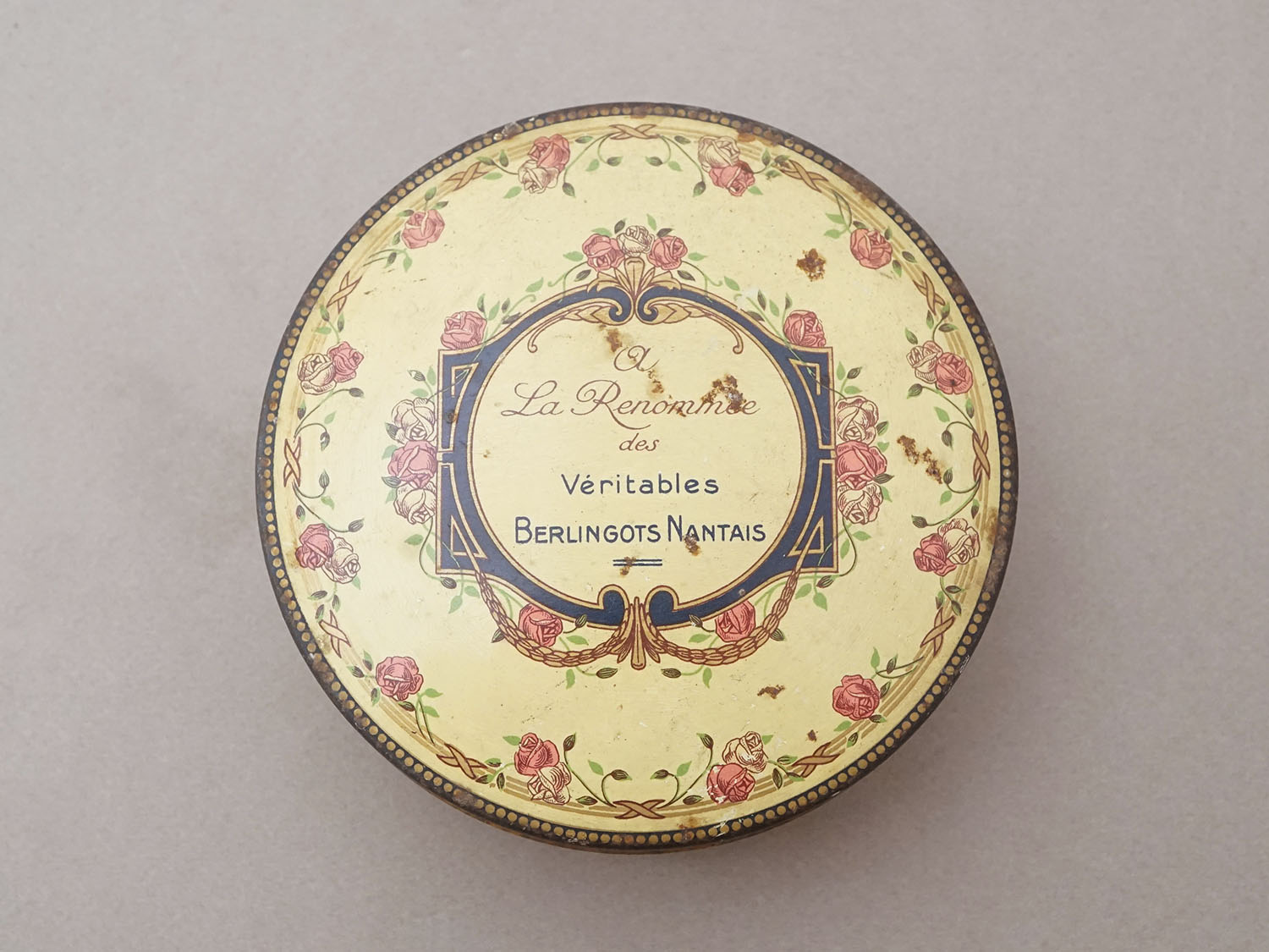 画像2: ＊蚤の市＊アンティーク お菓子箱 薔薇のガーランド A LA RENOMMÉE - E. REAUDINEAU BENARDIN NANTES - (2)