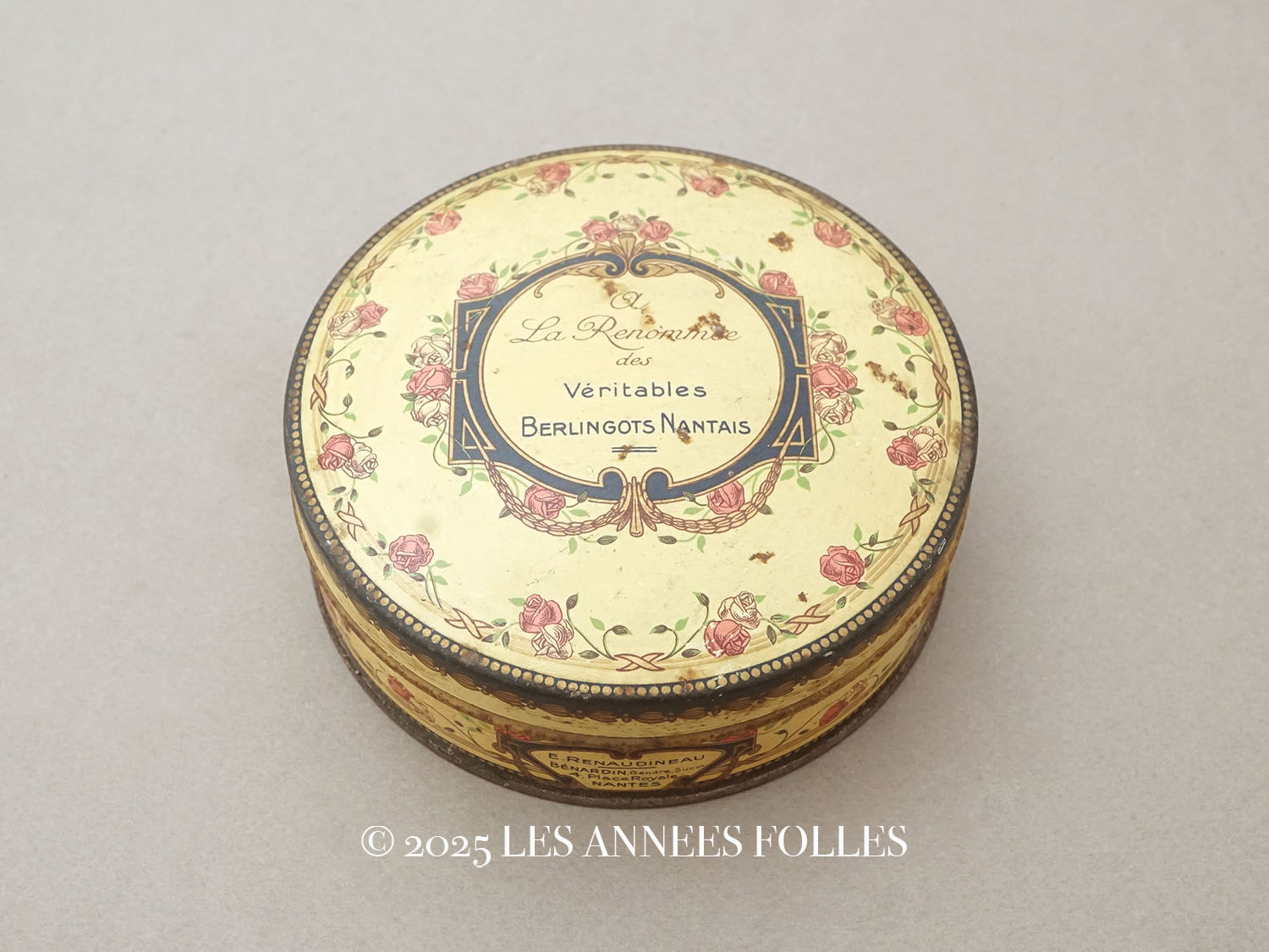 画像1: ＊蚤の市＊アンティーク お菓子箱 薔薇のガーランド A LA RENOMMÉE - E. REAUDINEAU BENARDIN NANTES - (1)