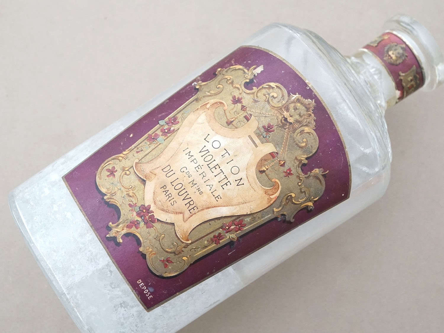 画像2: 19世紀末 アンティーク 菫のガーランド パフュームボトル ルーブル百貨店 LOTION VIOLETTE IMPERIALE - GRANDS MAGASINS DU LOUVRE PARIS - (2)