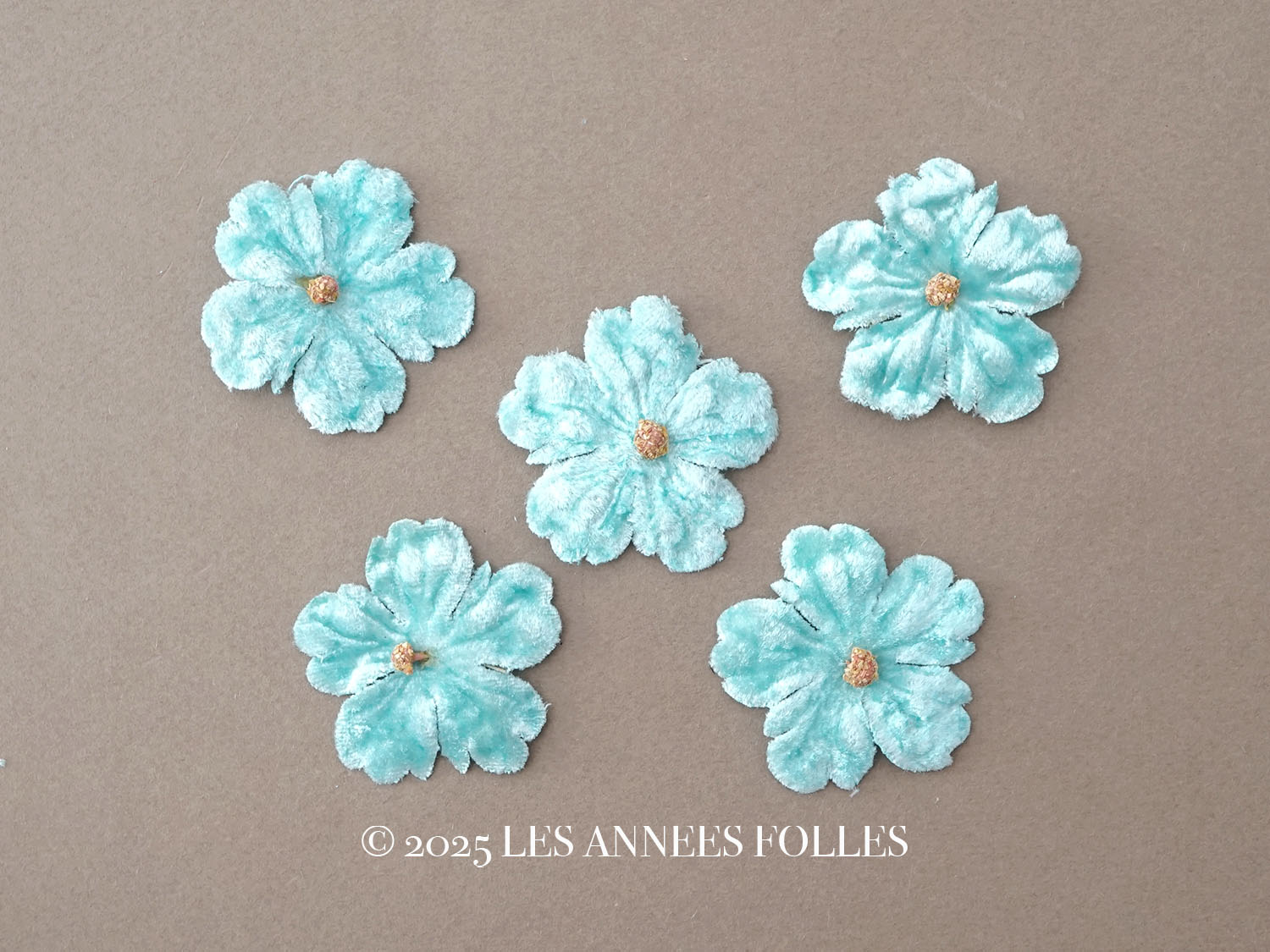 画像1: アンティーク 布花材料 ベルベットの花びら 花芯付き 5ピースのセット 約4cm 布花 スカイブルー (1)
