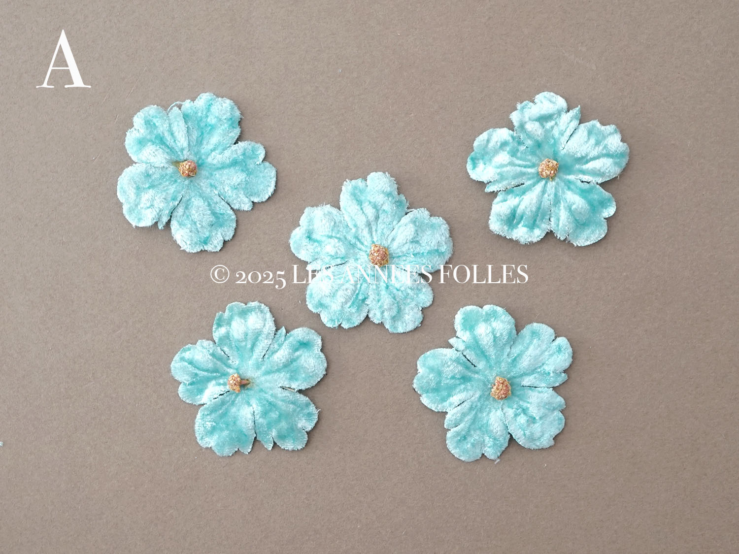 画像2: アンティーク 布花材料 ベルベットの花びら 花芯付き 5ピースのセット 約4cm 布花 スカイブルー (2)