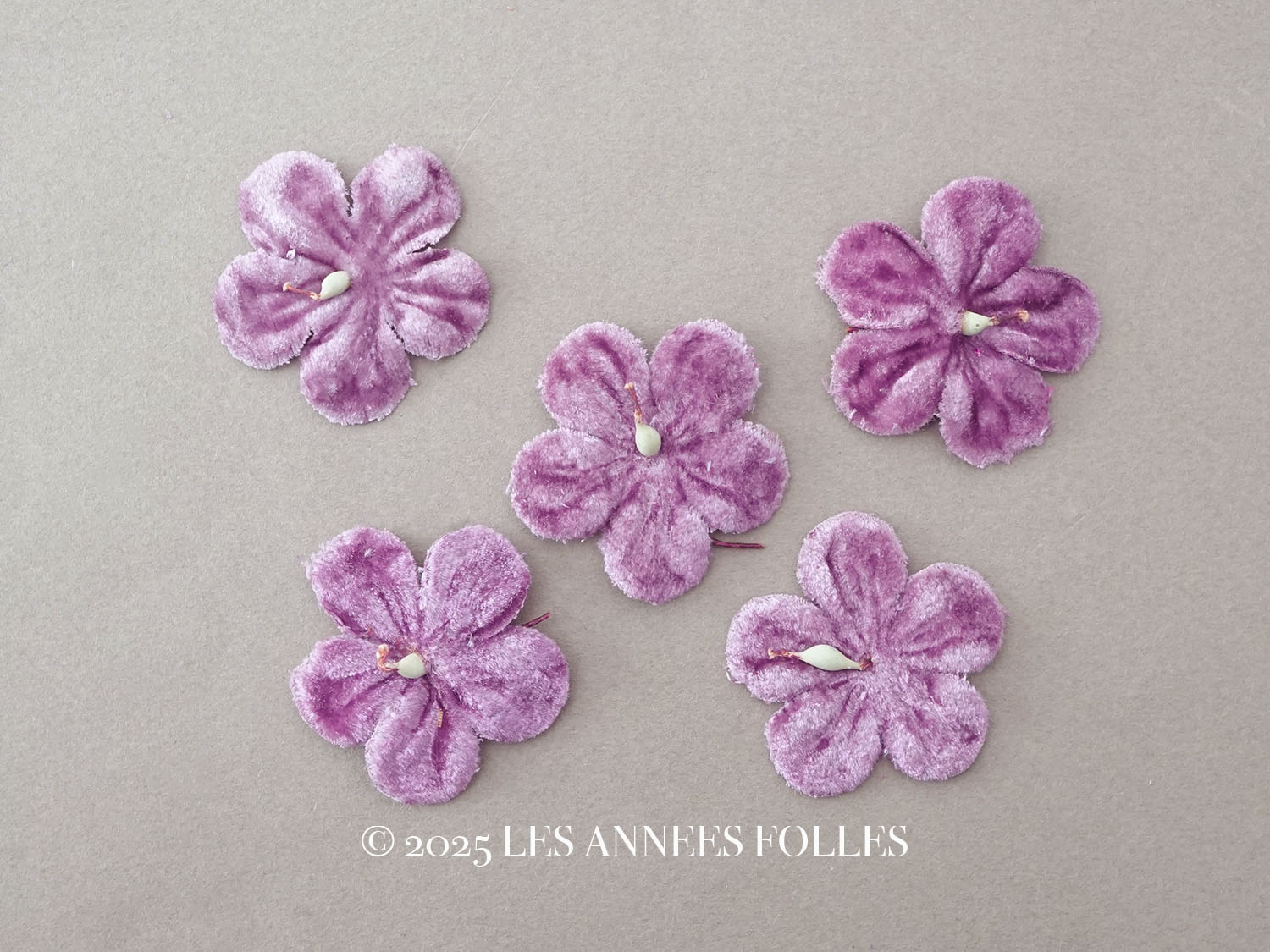 画像1: アンティーク 布花材料 ベルベットの花びら 花芯付き 5ピースのセット 約4.3cm 布花 ライラック色 (1)