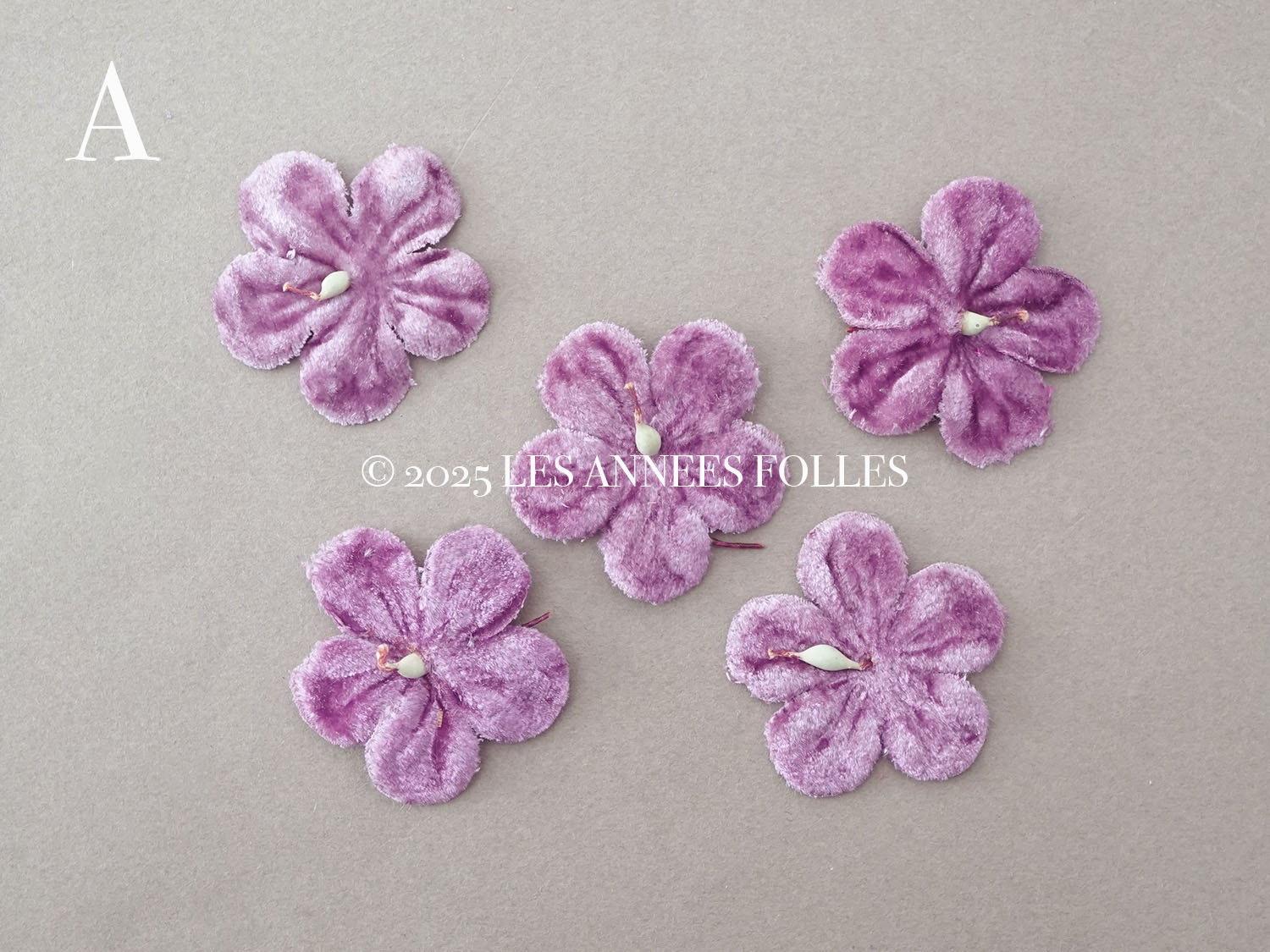 画像2: アンティーク 布花材料 ベルベットの花びら 花芯付き 5ピースのセット 約4.3cm 布花 ライラック色 (2)