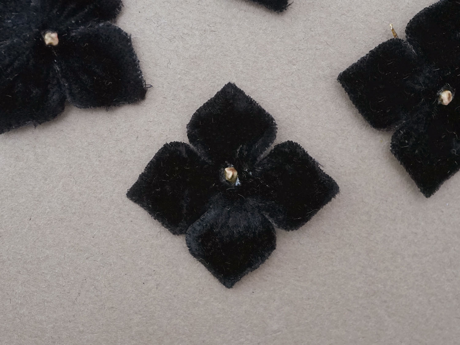 画像2: アンティーク 布花材料 ベルベットの花びら 花芯付き 10ピースのセット 約3cm 布花 黒 (2)