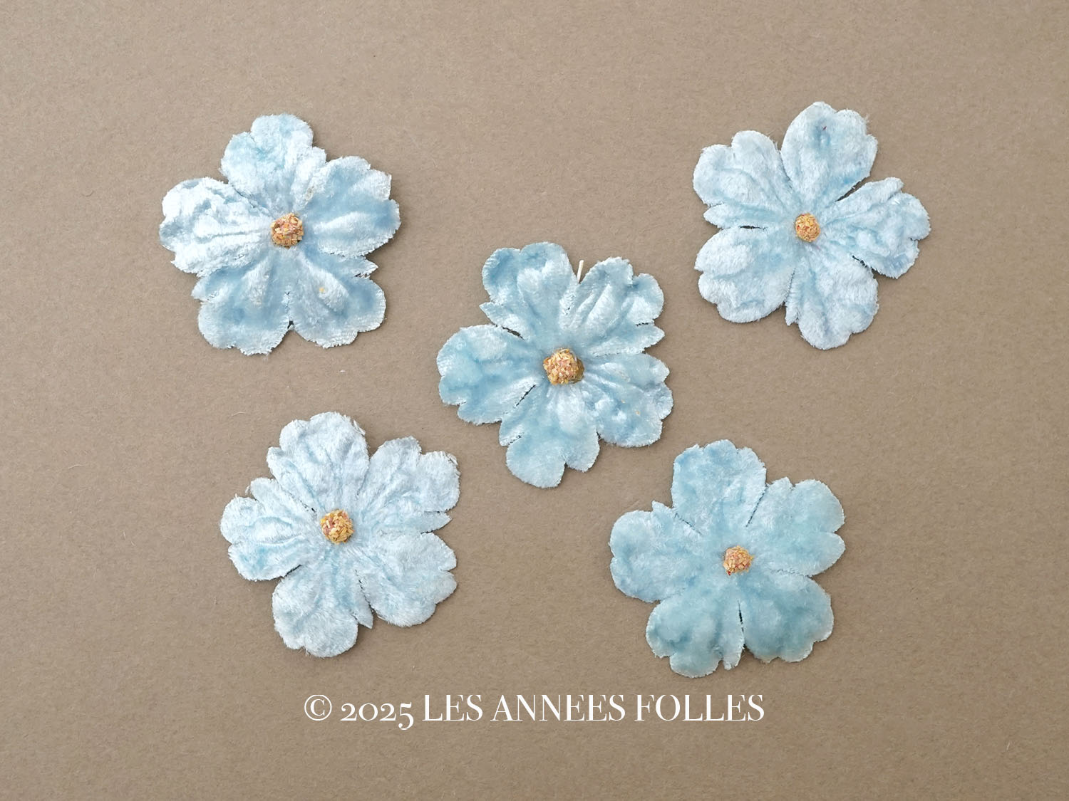 画像1: アンティーク 布花材料 ベルベットの花びら 花芯付き 5ピースのセット 約4cm 布花 アイスブルー (1)