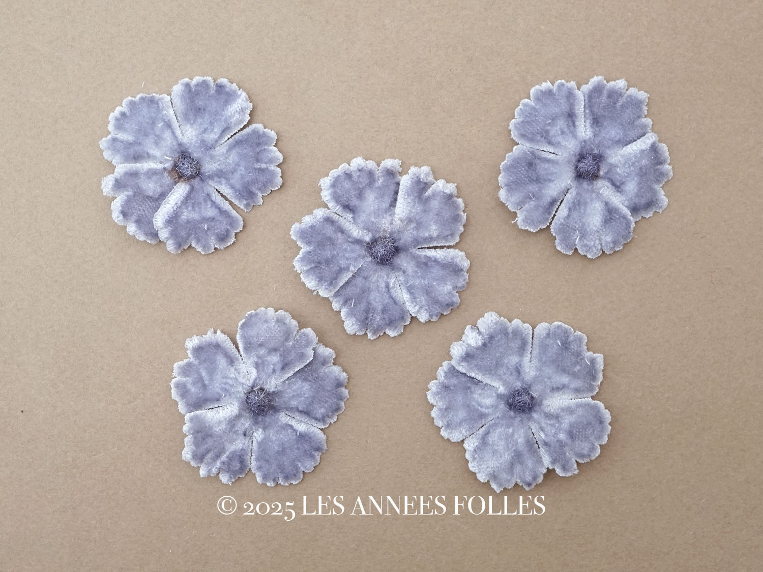 画像1: アンティーク 布花材料 ベルベットの花びら 花芯付き 5ピースのセット 約4.3cm  布花 グレイッシュパープル (1)