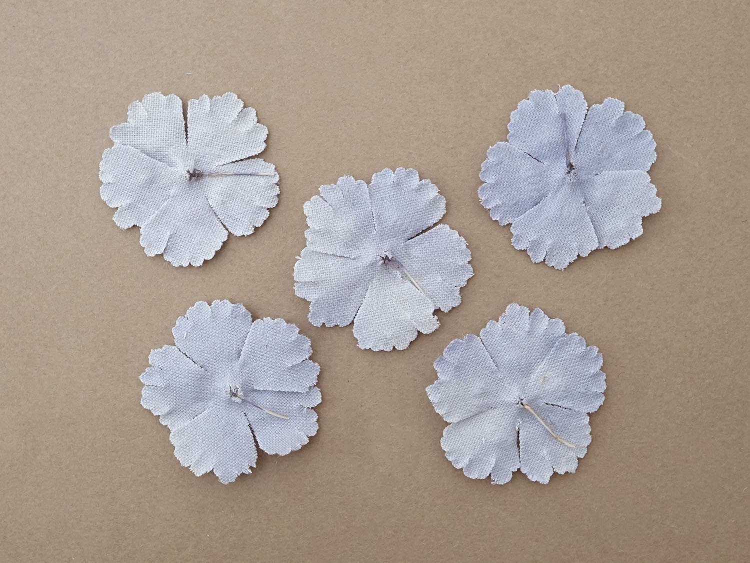 画像3: アンティーク 布花材料 ベルベットの花びら 花芯付き 5ピースのセット 約4.3cm  布花 グレイッシュパープル (3)