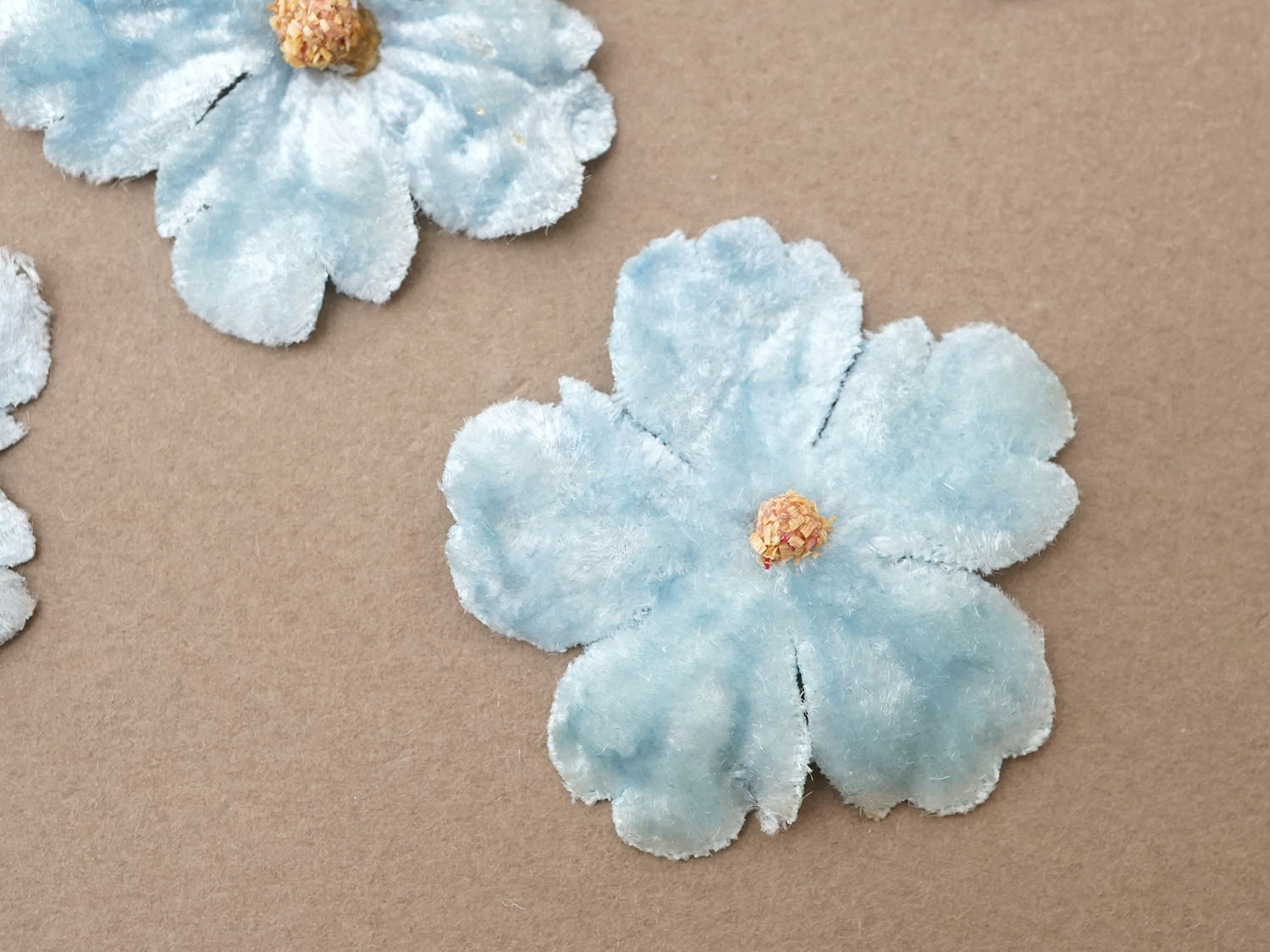 画像2: アンティーク 布花材料 ベルベットの花びら 花芯付き 5ピースのセット 約4cm 布花 アイスブルー (2)