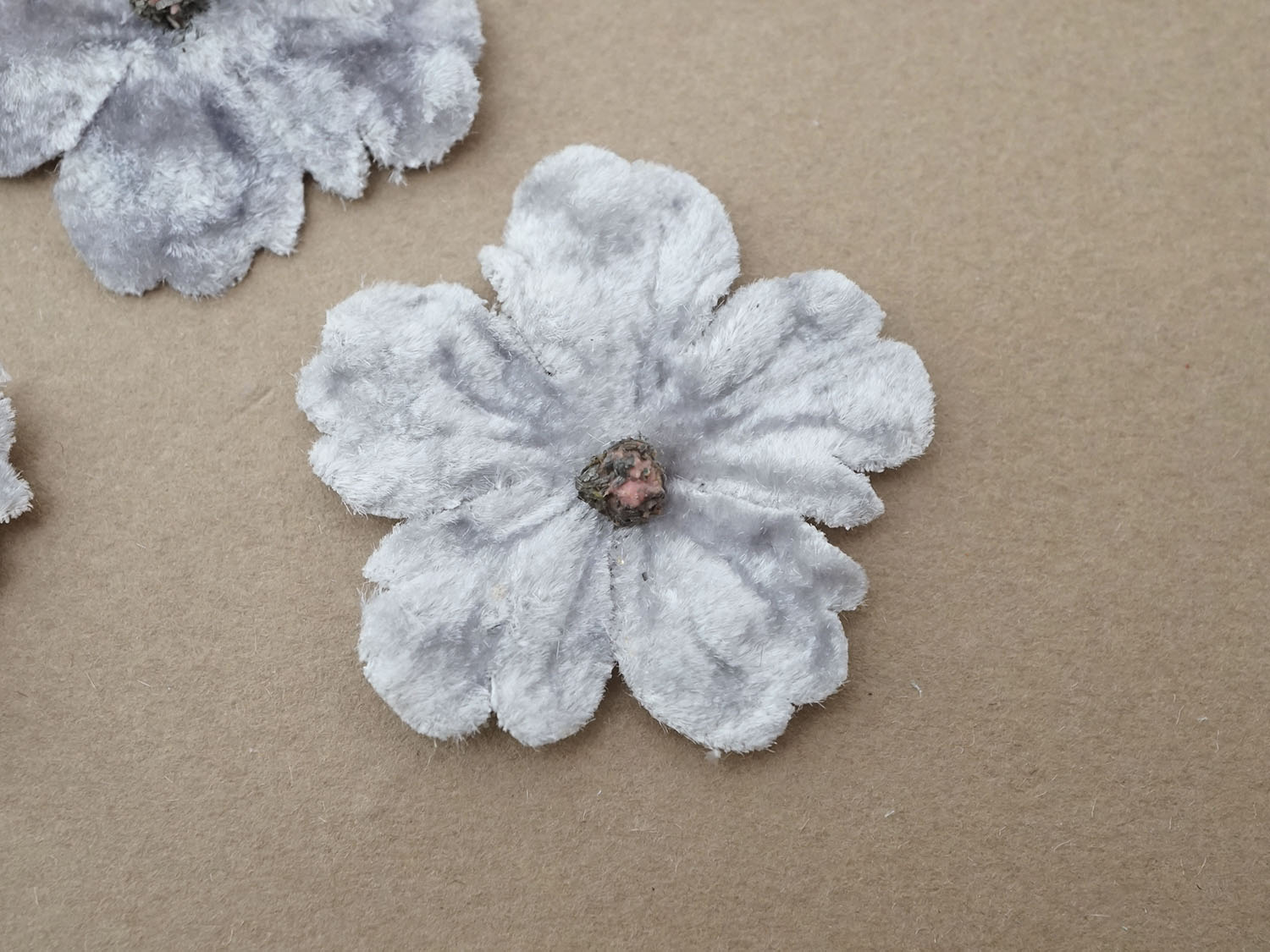 画像2: アンティーク 布花材料 ベルベットの花びら 花芯付き 5ピースのセット 約4cm 布花 ライトグレイ (2)