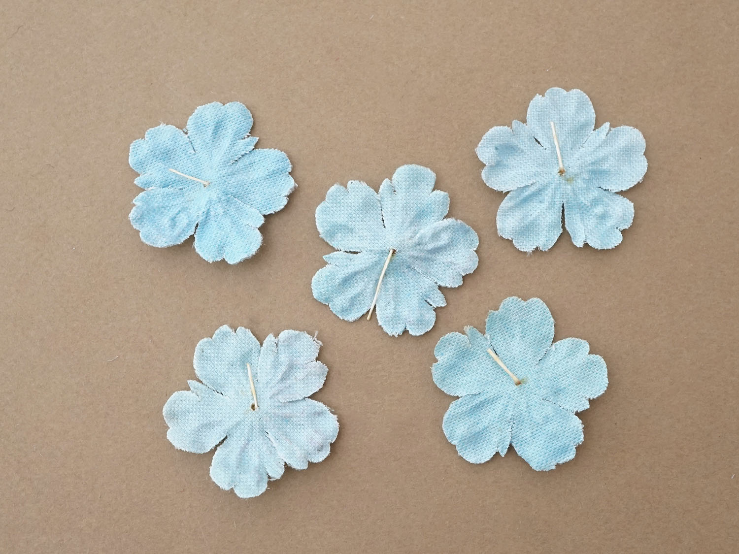 画像3: アンティーク 布花材料 ベルベットの花びら 花芯付き 5ピースのセット 約4cm 布花 アイスブルー (3)
