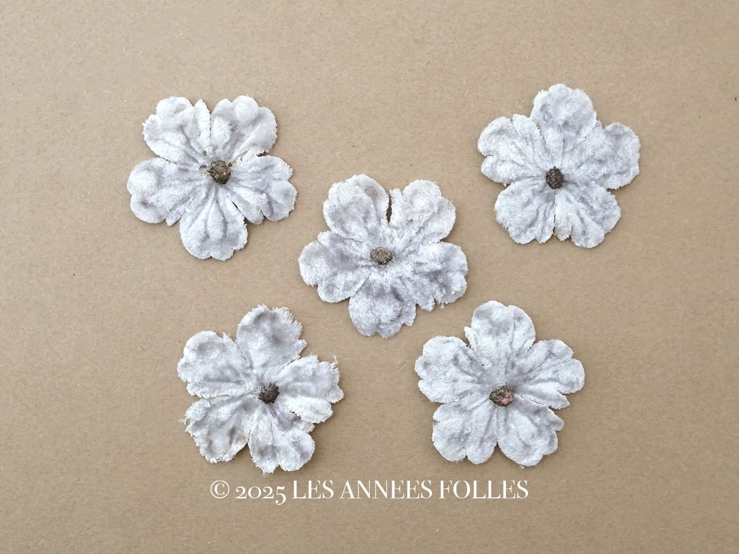 画像1: アンティーク 布花材料 ベルベットの花びら 花芯付き 5ピースのセット 約4cm 布花 ライトグレイ (1)
