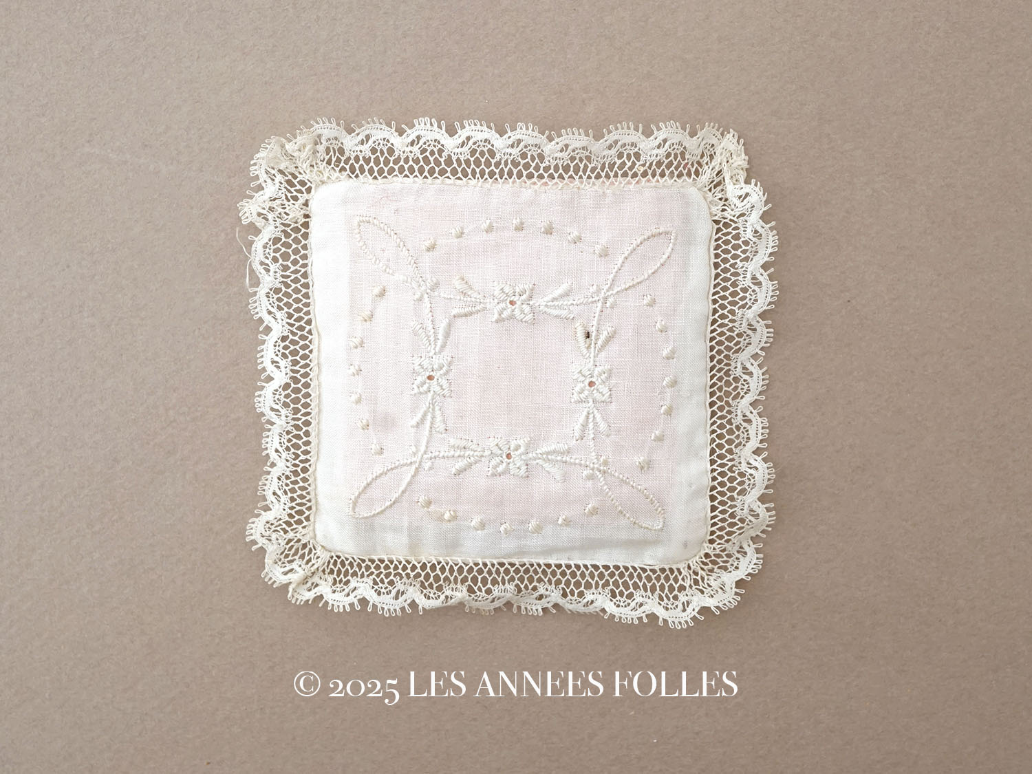 画像1: アンティーク  花刺繍のカバー付き シルク製 サシェ 香り袋 小さなクッション パウダーピンク  (1)