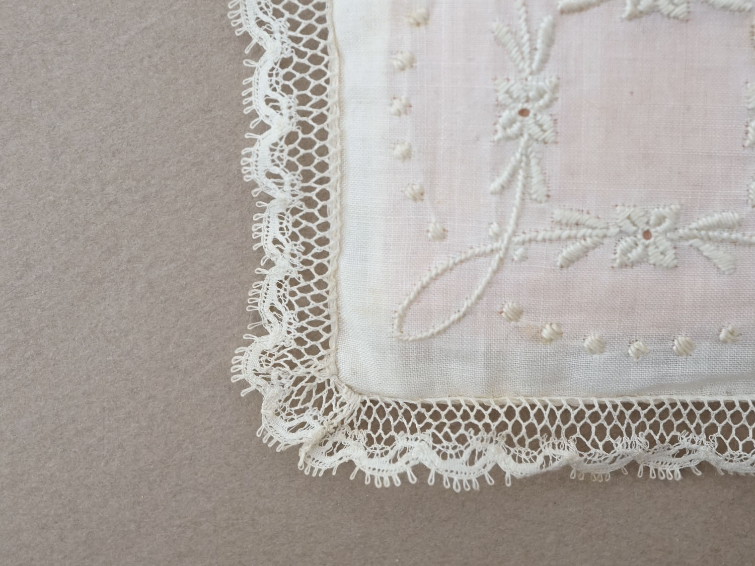 画像2: アンティーク  花刺繍のカバー付き シルク製 サシェ 香り袋 小さなクッション パウダーピンク  (2)