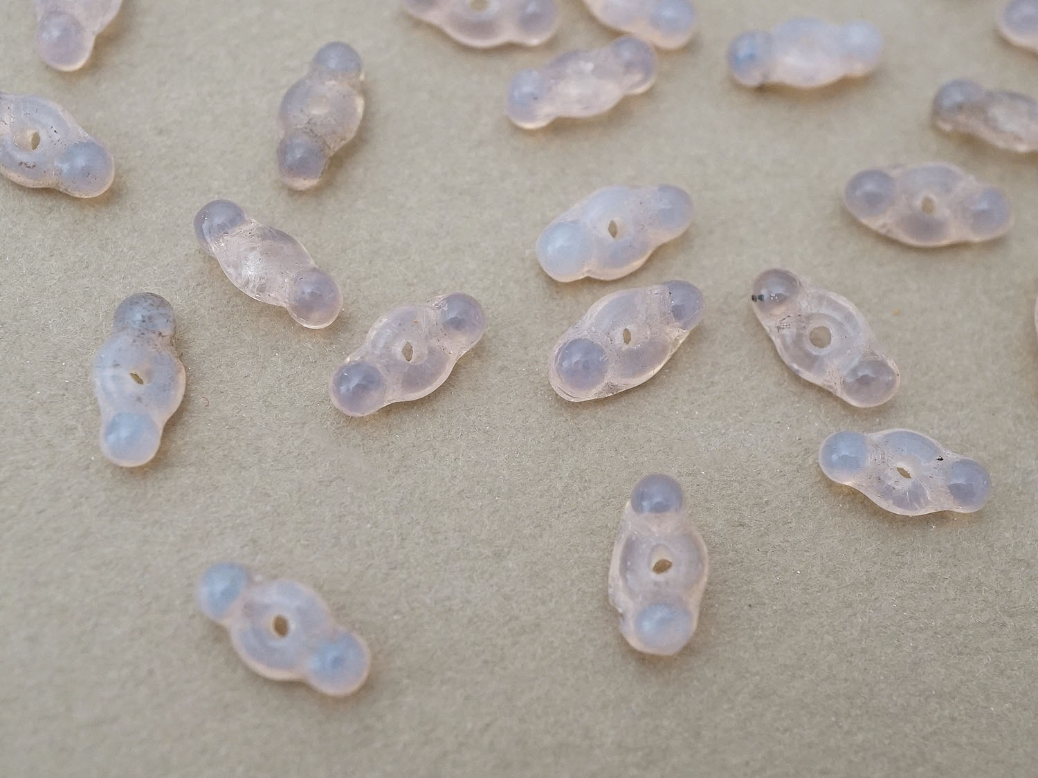 画像2: アンティーク ガラス製 ビーズ グリーン ピンクの乳白色 65ピースのセット 約11×5.5mm  (2)