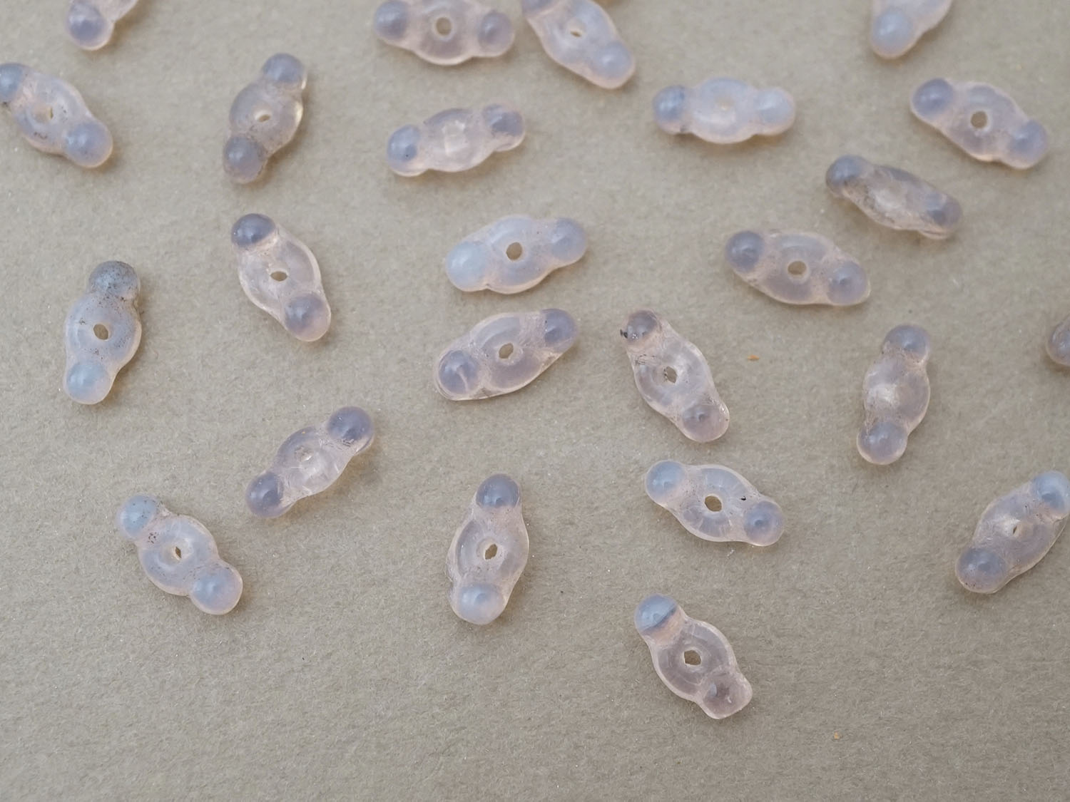 画像3: アンティーク ガラス製 ビーズ グリーン ピンクの乳白色 65ピースのセット 約11×5.5mm  (3)