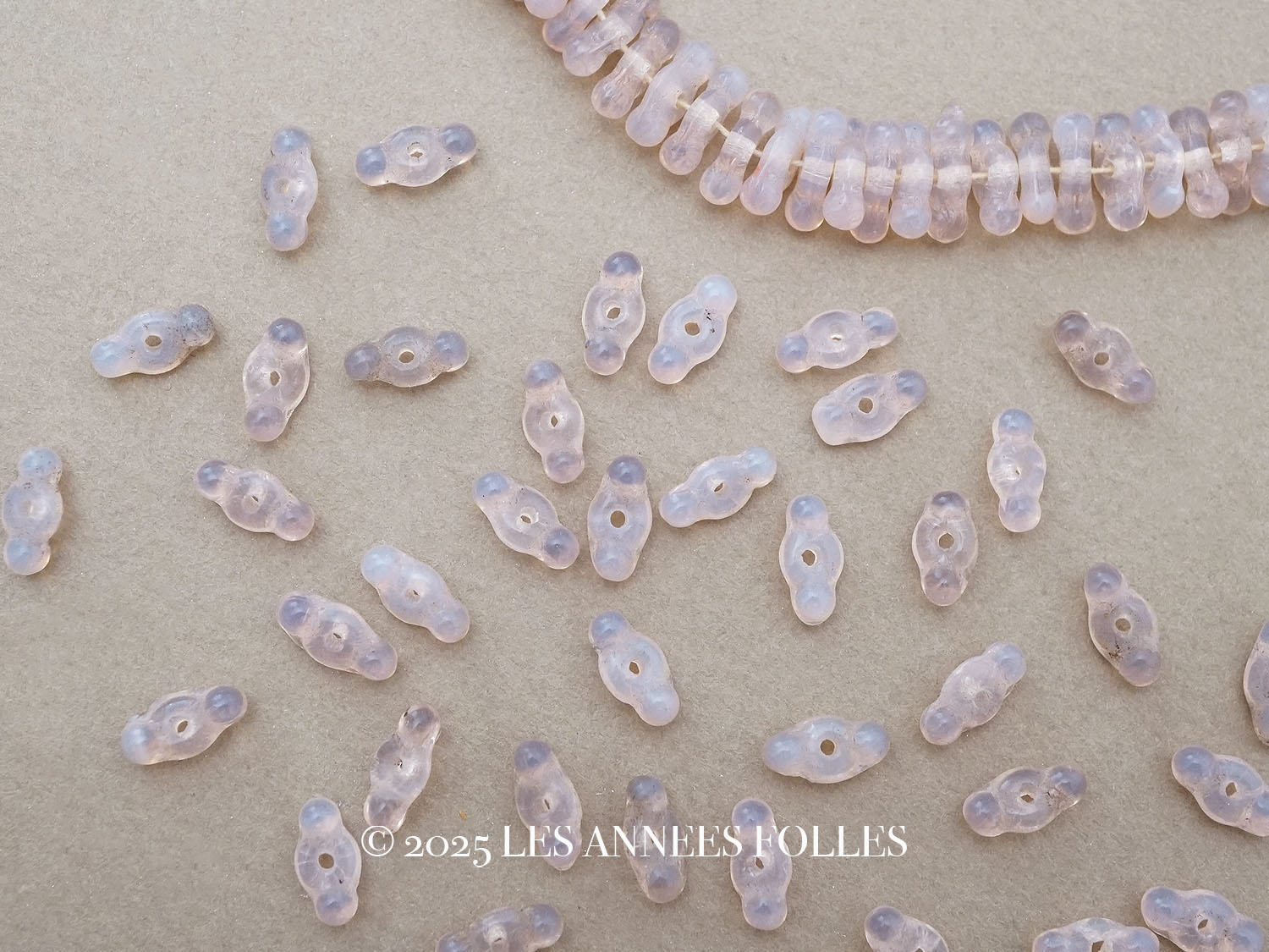 画像1: アンティーク ガラス製 ビーズ グリーン ピンクの乳白色 65ピースのセット 約11×5.5mm  (1)
