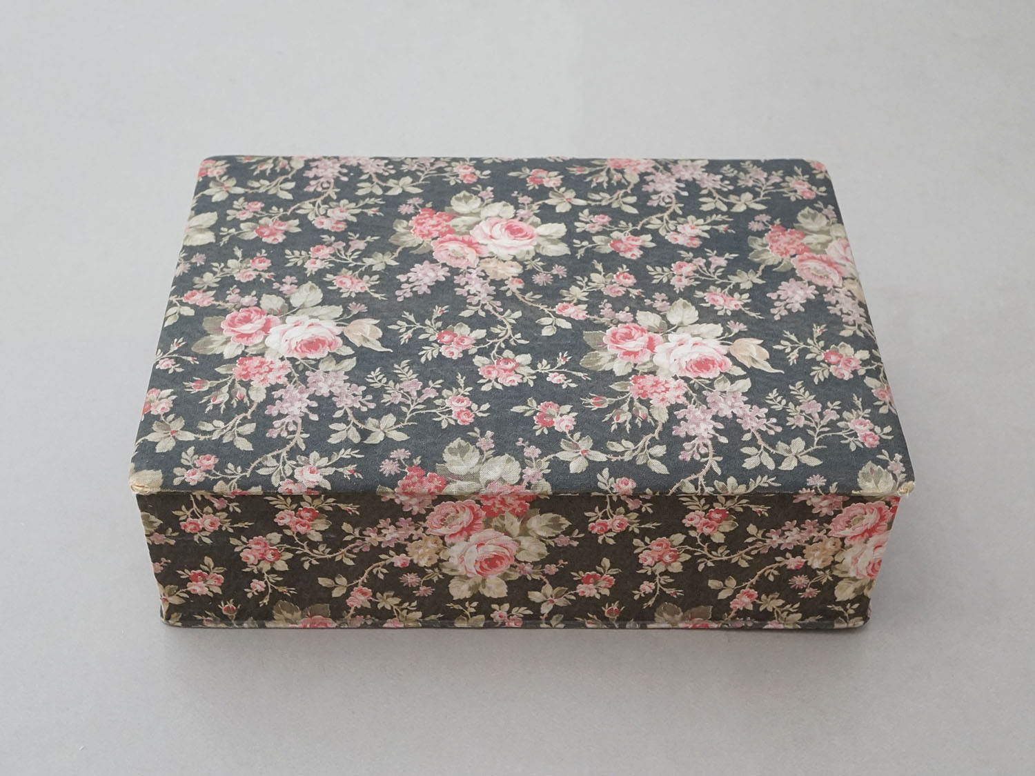画像2: アンティーク 薔薇模様 大きなカルトナージュボックス 墨黒 36×25.8×10.7cm (2)