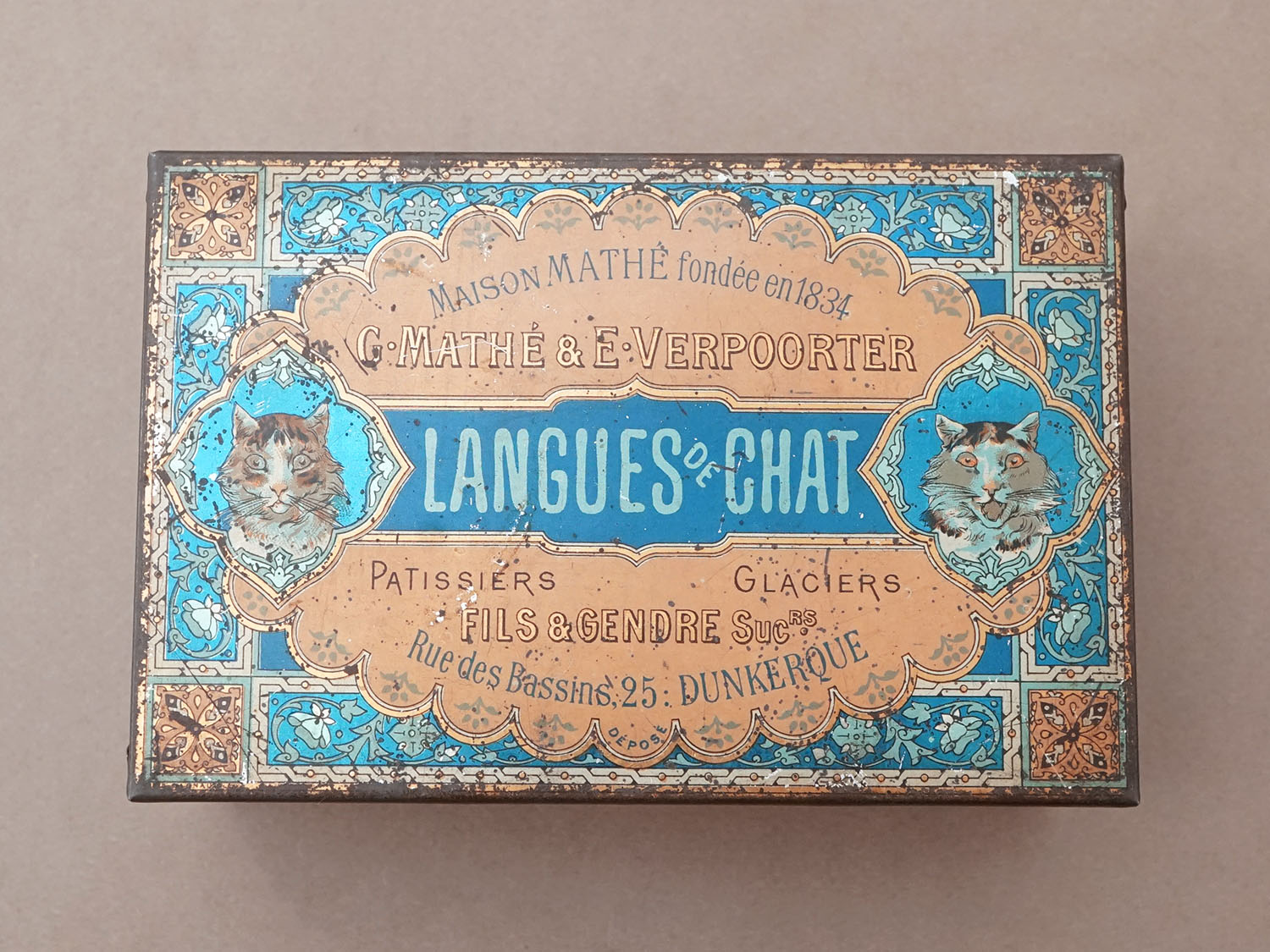 画像2: 19世紀 アンティーク 子猫たち ラングドシャのメタル缶 LANGUES DE CHAT- MAISON MATHE - (2)