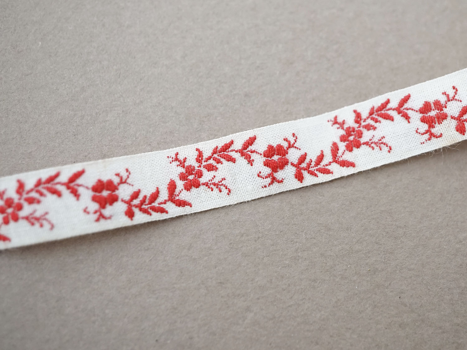 画像4: 1900年頃 アンティーク 刺繍入りトリム 花のガーランド 2.8m 9mm幅 ワインレッド (4)